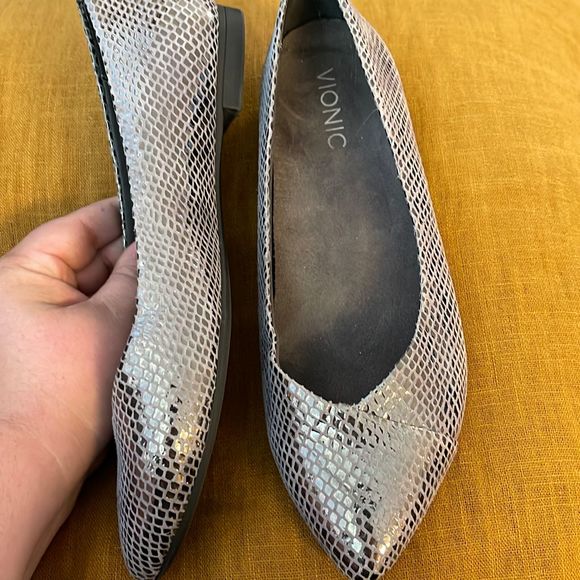 Vionic size 7 flats. I’m taking it to Goodwill on 10/22/23. - Picture 2 of 5